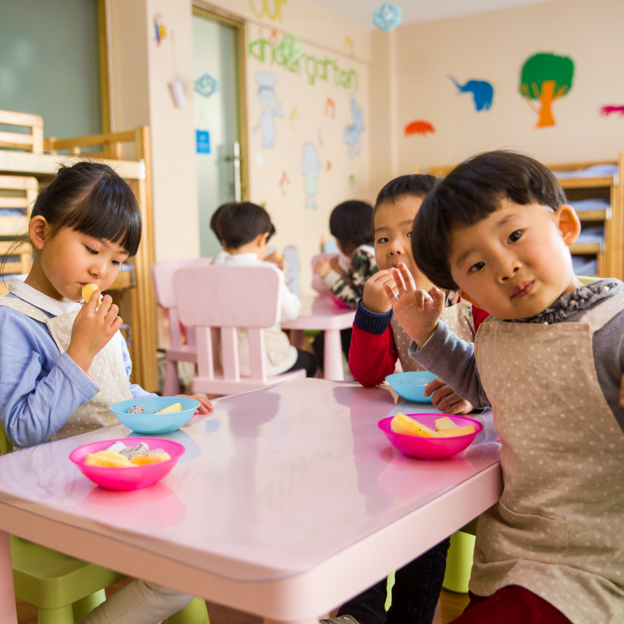 Episode art for episode: "#61:Should Your Toddler Sit at a Kid’s Table or at the Family Table?". Pictured are multiple children eating at a kid's table.