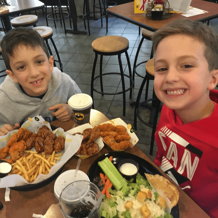 Episode art for episode: "When mom is the default parent in feeding: How to split parenting roles and include dads in the process". Pictured is Edwena Kennedy's, the owner of My Little Eater™, two children eating at a restaurant.