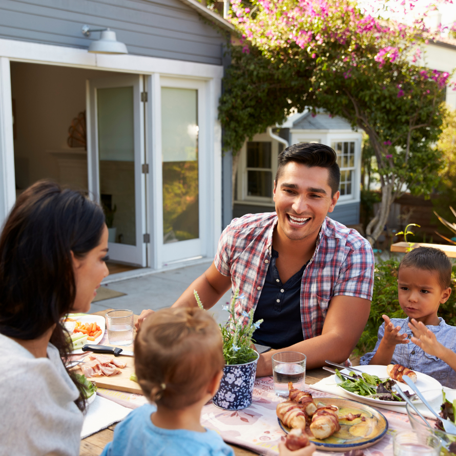 Episode art for episode: “#70:What to say to toddlers to get them to eat (without pressure!)”. Pictured is a man and woman talking to their children during meal time.