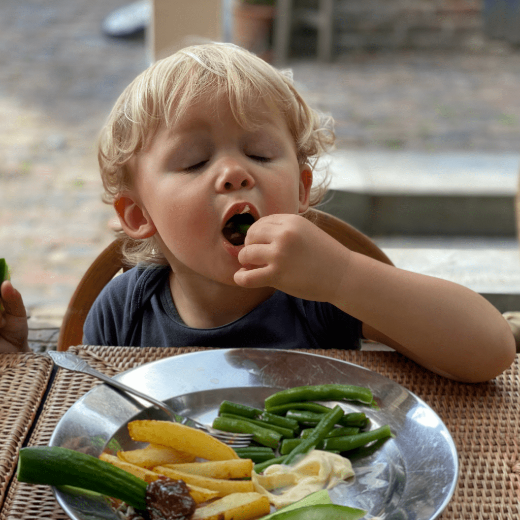 eating out with toddlers